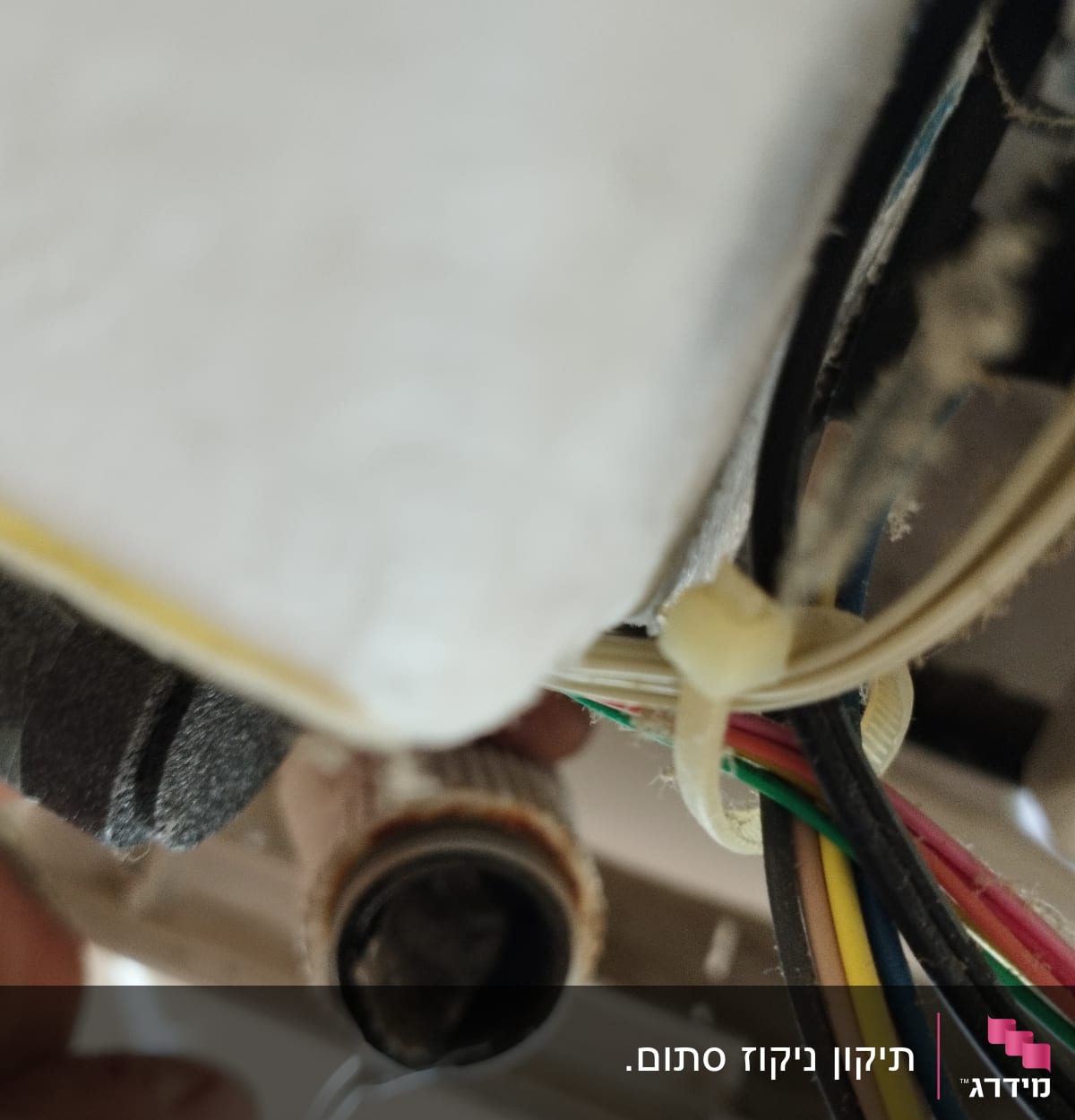 חוטי חשמל וצינור במערכת מיזוג אוויר